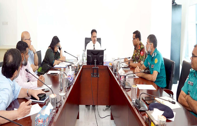 সড়ক পরিবহন ও সেতু মন্ত্রণালয় সংক্রান্ত প্রধান উপদেষ্টার বিশেষ সহকারী শেখ মইনউদ্দিন ঢাকায় তেজগাঁওয়ে ডিটিসিএ ভবনের সভাকক্ষে ‘হাইকোর্ট থেকে এয়ারপোর্ট পর্যন্ত ট্রাফিক সিগন্যাল স্থাপন কার্যক্রমের পর্যালোচনাসহ অগ্রগতি’ বিষয়ক সভায় সভাপতিত্ব করেন। ছবি: পিআইডি