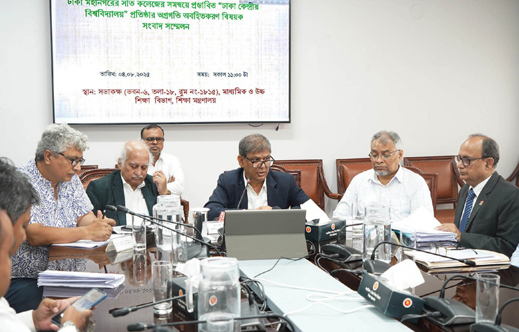 মন্ত্রণালয়ের সভাকক্ষে ঢাকা মহানগরের সাত কলেজের সমন্বয়ে প্রস্তাবিত ‘ঢাকা কেন্দ্রীয় বিশ্ববিদ্যালয়’ প্রতিষ্ঠার অগ্রগতি বিষয়ক সংবাদ সম্মেলনে বক্তৃতা করেন শিক্ষা মন্ত্রণালয়ের অতিরিক্ত সচিব (সচিবের রুটিন দায়িত্ব) মো. মজিবর রহমান। ছবি: পিআইডি