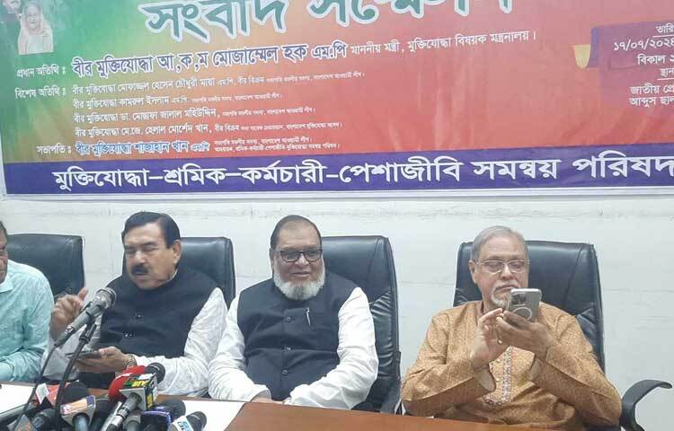 স্বাধীনতাবিরোধী আল বদর, আল শামসের বংশধর, ছাত্র শিবির এবং বিএনপির প্রেতাত্মা ছাত্রদলের ছেলে-মেয়েরা ও বহিরাগতরা ঢাকা বিশ্ববিদ্যালয়ের বিভিন্ন হলে ঢুকে তাণ্ডব চালিয়েছে বলে দাবি করেছেন মুক্তিযুদ্ধবিষয়ক মন্ত্রী আ. ক. ম মোজাম্মেল হক। ছবি: সাইদ শিপন