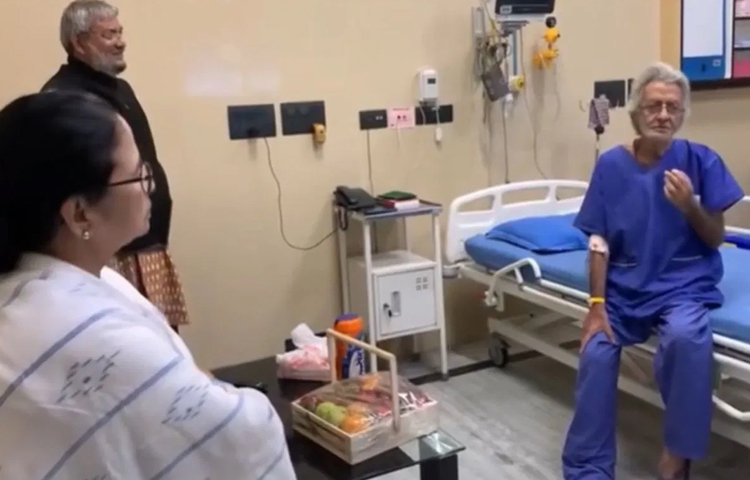 সংগীতশিল্পী প্রতুল মুখোপাধ্যায়কে দেখতে কলকাতার এসএসকেএম হাসপাতালে গিয়েছিলেন পশ্চিমবঙ্গের মুখ্যমন্ত্রী মমতা ব্যানার্জী। ছবি: সংগৃহীত