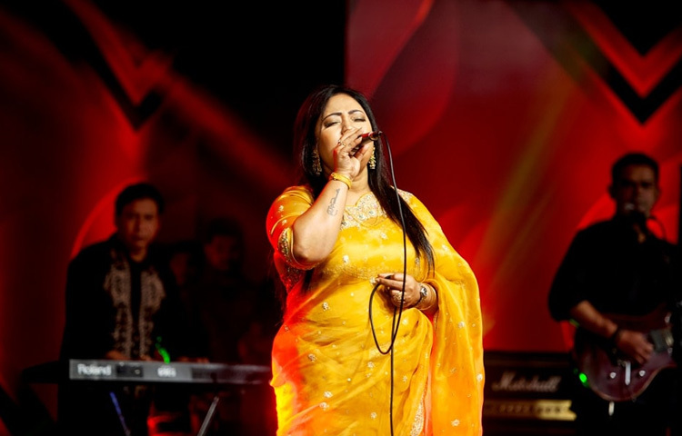 তার গাওয়া গান শুধু বিনোদনের উপকরণ নয়, বরং তা হয়ে উঠেছে এক সামাজিক প্রতিবাদের মাধ্যমও।