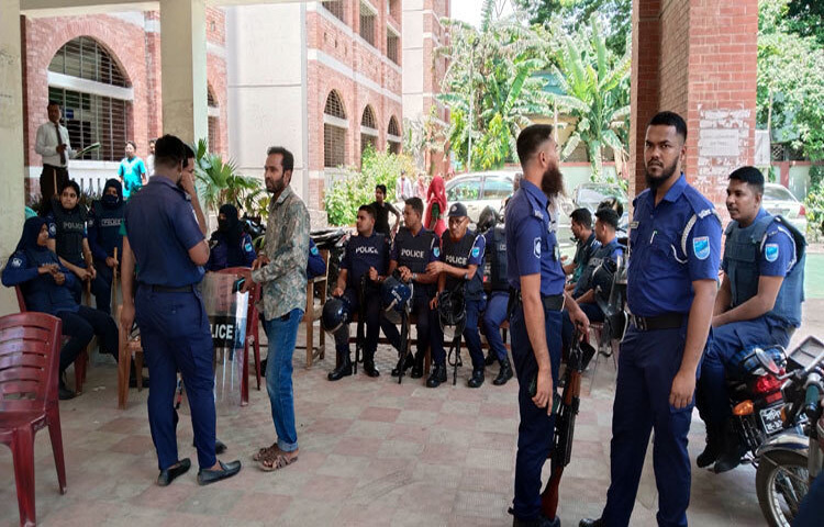 কড়া পাহারায় মানিকগঞ্জের চিফ জুডিসিয়াল ম্যাজিস্ট্রেট আদালতে হাজির করা হয়েছে সাবেক সংসদ সদস্য ও জনপ্রিয় কণ্ঠশিল্পী মমতাজ বেগমকে। ছবি: মো. সজল আলী