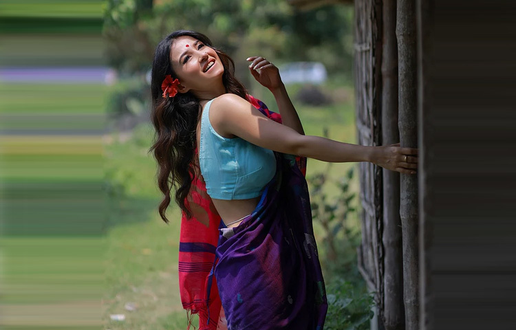 সামাজিক যোগাযোগমাধ্যমে সদ্য পোস্ট করা একটি ফটোসেশনে মনামী ধরা দিয়েছেন এক অনন্য লুকে। আকাশী নীল স্লিভলেস ব্লাউজ আর বেগুনি শাড়ির অসাধারণ মেলবন্ধন যেন রঙের খেলায় হারিয়ে যাওয়ার আহ্বান। শাড়িতে ছড়িয়ে থাকা নানান রঙের ছটা, ঠিক যেন গ্রীষ্মের বিকেলের আলো-ছায়া।