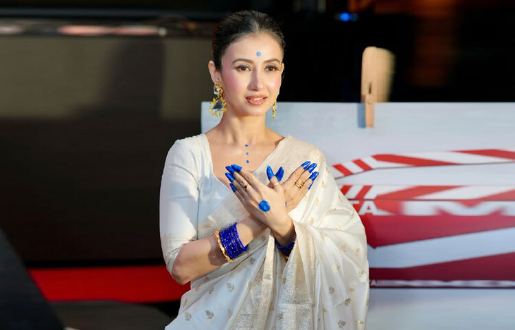 ফ্রেমে ধরা পড়েছে অভিনেত্রীর লুক। হাতে নীল আলতা, নীল চুড়ি, কপালে নীল টিপ, গলায় তিনটি নীল বিন্দু সব মিলিয়ে তৈরি হয়েছে এক অনন্য ‘নীলাম্বরী’ সাজ।