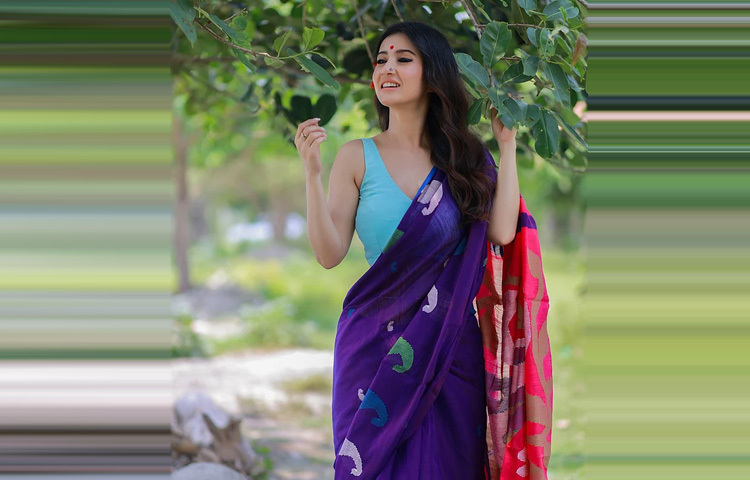 ছবির ক্যাপশনে মনামী লিখেছেন ‘গ্রীষ্মের বিকেলে খোশগল্পের ঠেক’। এই একটি লাইনে যেন ধরা পড়েছে তার সহজাত প্রাণচাঞ্চল্য আর মিষ্টি বাঙালিয়ানার সৌন্দর্য।