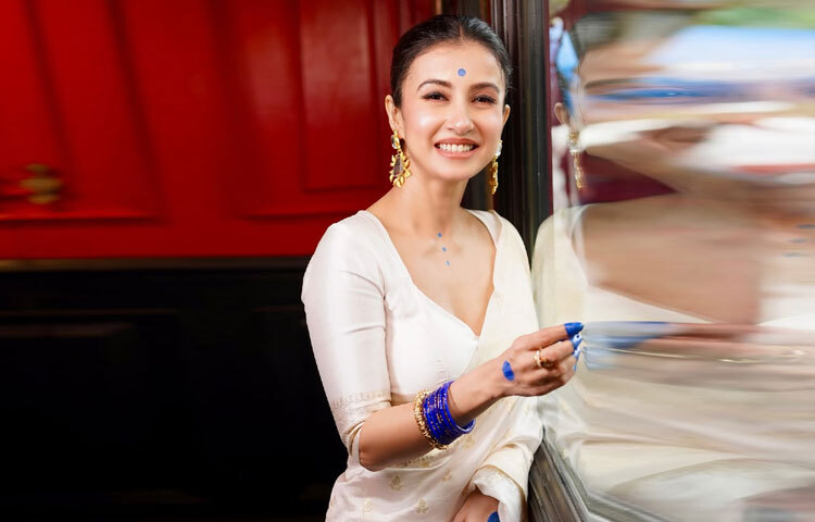 তিনি ভক্তদেরও উৎসাহ দিয়েছেন, যারা সাধারণত লাল আলতায় সাজেন, এবার নীল আলতা দিয়ে নতুন অভিজ্ঞতা নিতে পারেন।