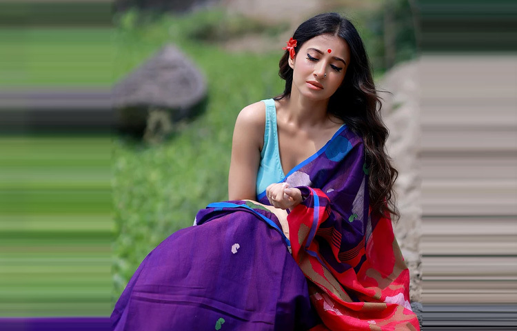 মনামী ঘোষ নিজের বয়স নিয়ে লুকোছাপা করেন না, বরং আত্মবিশ্বাসের সঙ্গে গ্রহণ করেন নিজেকে। আর তাতেই তিনি হয়ে ওঠেন আরও বেশি আকর্ষণীয়। ঈর্ষণীয় ফিটনেস আর প্রাণবন্ত উপস্থিতিতে তিনি যেন কৈশোর আর পরিপক্বতার এক মধুর মিশ্রণ।