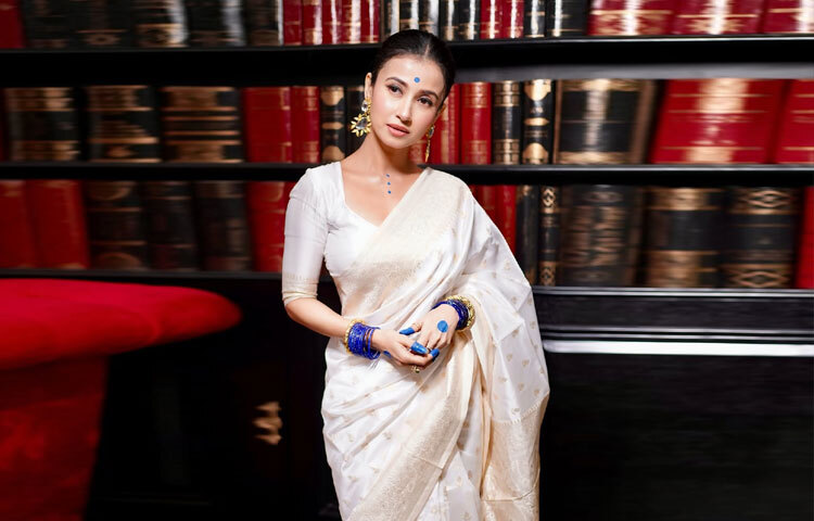 মনামী নিজের নতুন ছবিগুলো ফেসবুকে শেয়ার করে লিখেছেন, ‘নীল রং হল গভীরতা, নীল রং হল বিশালতা, নীল রং হল অনন্তের প্রতীক নীল রং জীবন যুদ্ধে শান্তির প্রলেপ।