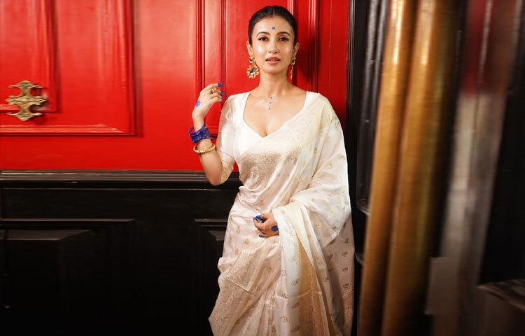 প্রশংসা যেমন রয়েছে, তেমনি কেউ কেউ করেছেন সমালোচনাও। তবে সাজের অন্তর্নিহিত অর্থ ও গল্পটি পরবর্তী মিউজিক ভিডিওতে প্রকাশিত হবে।