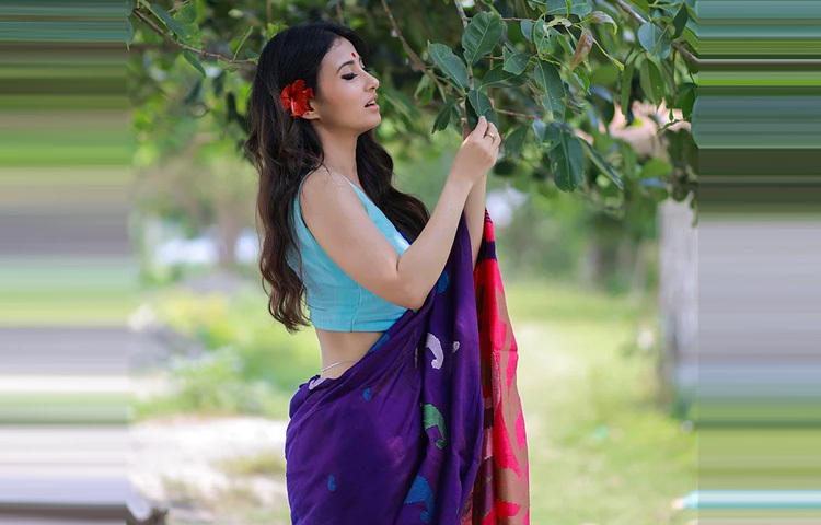 মনামীর শাড়ির স্টাইলিং বরাবরই অনন্য। তার ফ্যাশনে থাকে সাবলীলতা, আত্মবিশ্বাস আর এক গভীর রুচির ছাপ।