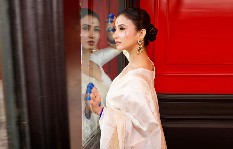 উল্লেখযোগ্য, সম্প্রতি মনামী নিজের মিউজিক লেবেল ‘এম মিউজিক’ লঞ্চ করেছেন। এই অনুষ্ঠানে উপস্থিত হয়ে তিনি এই নীল লুকে সকলের মন কেড়েছেন। ভবিষ্যতে এই সংস্থার ব্যানারে নতুন গান প্রকাশের পরিকল্পনা রয়েছে।