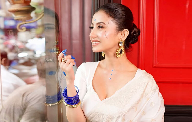 সম্প্রতি আবারও মনামীর নজর কাড়ার খবর। এবার তিনি বেছে নিয়েছেন ভিন্নধর্মী এক রূপ সাদা কাঞ্জিভরম শাড়ির সঙ্গে লাল নয়, বরং নীল আলতায় সাজিয়েছেন নিজের হাত ও কপাল।