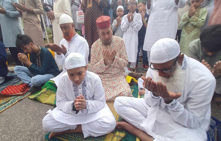 জাতীয় ঈদগাহ মাঠে পবিত্র ঈদুল ফিতরের নামাজ এবং খুতবা শেষে দেশ ও মুসলিম জাতির কল্যাণ কামনায় দোয়া ও মোনাজাত করা হয়। মোনাজাতে ফিলিস্তিনে নির্যাতিত মুসলিমদের ওপর আল্লাহর রহমত প্রার্থনায় বিশেষ দোয়া করা হয়। ছবি: জাগো নিউজ