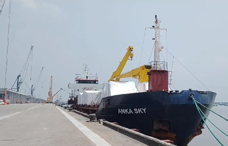 ঈদুল ফিতর উপলক্ষে টানা পাঁচ দিনের ছুটিতেও মোংলা বন্দরের কার্যক্রম চালু থাকবে। ছবি: আবু হোসাইন সুমন