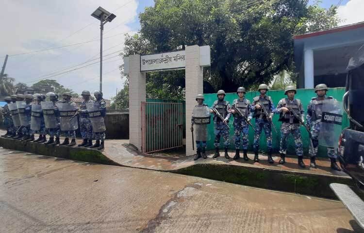 মোংলায় মন্দির পাহারা ও সর্বসাধারণের নিরাপত্তায় কাজ করছে কোস্ট গার্ড। ছবি: আবু হোসাইন সুমন