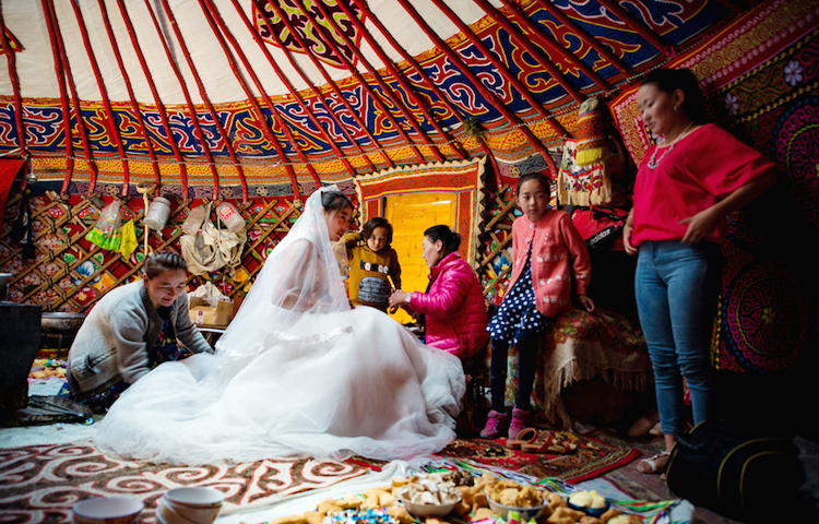 দক্ষিন-পূর্ব এশিয়ার দেশ চীন ও মঙ্গোলিয়ার এক গোষ্ঠীর বিয়ের তারিখ ঠিক করতে হলে হবু বর-কনেকে মুরগির ছানা মারতে হয়। এরপর ওই মুরগির ছানার কলিজার রং পরীক্ষা করা হয়। কলিজার রং টাটকা হলে বিয়ের তারিখ নির্ধারণ করা হবে। নইলে, টাটকা কলিজা না পাওয়া পর্যন্ত মুরগির বাচ্চা মারতে হবে তাদের। ছবি: সংগৃহীত