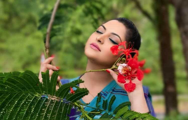 কাজ আর একমাত্র ছেলে রাজ্যকে ঘিরেই এখন পরীর দুনিয়া। সামাজিক যোগাযোগ মাধ্যমে চোখ রাখলেই দেখা যায় সেই ঝলক। ছবি: পরীর ফেসবুক থেকে