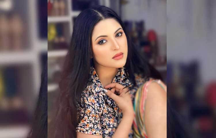 ছবিতে বেশ লাস্যময়ী রূপে ধরা দিয়েছেন পরী। ছবি: ফেসবুক থেকে