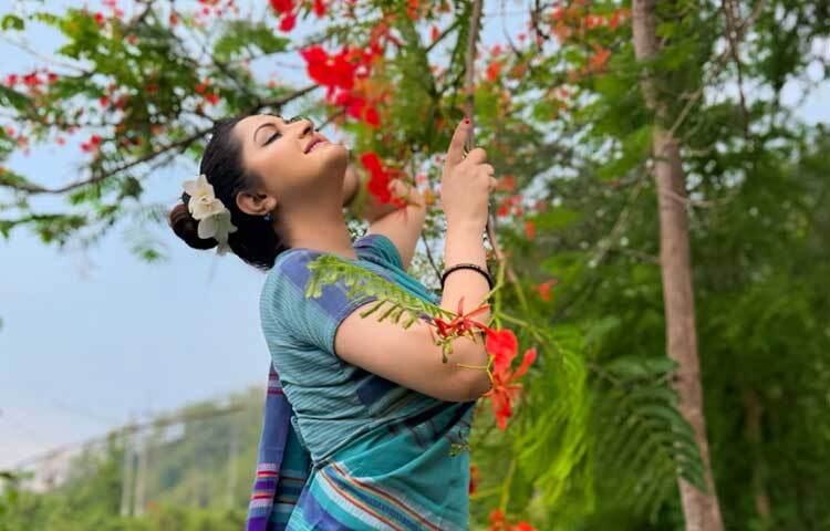 কৃষ্ণচূড়া আর পরী যেন মিশে আছে একে অপরের সঙ্গে। ছবি: পরীর ফেসবুক থেকে