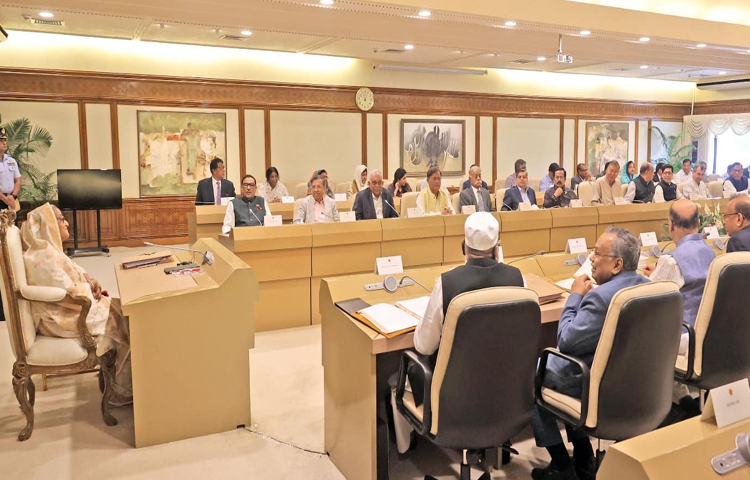 আজ সকালে প্রধানমন্ত্রীর কার্যালয়ে মন্ত্রিপরিষদ সভাকক্ষে প্রধানমন্ত্রী শেখ হাসিনার সভাপতিত্বে মন্ত্রিপরিষদ বৈঠক অনুষ্ঠিত হয়। ছবি: ইয়াসিন কবির জয়