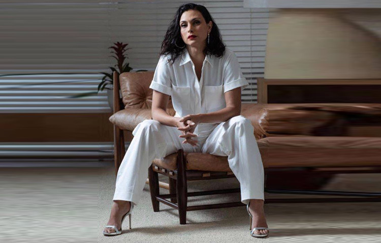 ২০০২ সালে কাল্ট-হিট সায়েন্স ফিকশন সিরিজ ‘ফায়ারফ্লাই’-এ ‘ইনারা সেরা’ চরিত্রে অভিনয় করে দর্শকদের নজর কাড়েন। ওই এক চরিত্রেই ধরা পড়ে যায় তার এক অনন্য নান্দনিকতা।