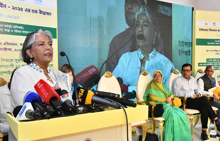 ঢাকায় আজিমপুরে স্যার সলিমুল্লাহ মুসলিম এতিমখানায় টাইফয়েড টিকাদান ক্যাম্পেইন-২০২৫ এর উদ্বোধন অনুষ্ঠানে বিশেষ অতিথির বক্তৃতা করেন সমাজকল্যাণ এবং মহিলা ও শিশু বিষয়ক উপদেষ্টা শারমীন এস মুরশিদ। ছবি: পিআইডি