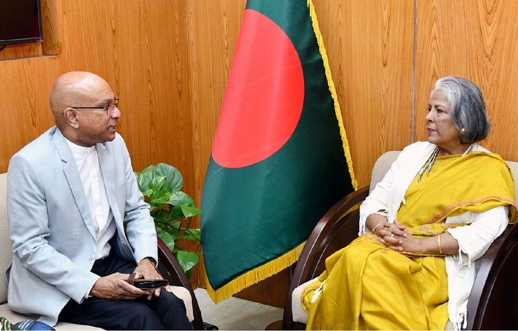 সমাজকল্যাণ এবং মহিলা ও শিশু বিষয়ক উপদেষ্টা শারমীন এস মুরশিদের সঙ্গে ঢাকায় মন্ত্রণালয়ে তার অফিসকক্ষে কমনওয়েলথ প্রি-ইলেকশন অ্যাসেসমেন্ট মিশনের প্রতিনিধি সাক্ষাৎ করেন। ছবি: পিআইডি