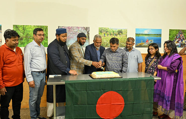 উদ্বোধনী অনুষ্ঠানে উপস্থিত ছিলেন জ্যামাইকা মুসলিম সেন্টারের সাধারণ সম্পাদক আফতাব উদ্দীন মান্নান, এনওয়াইসি কমিউনিটি বোর্ড মেম্বার ও বাংলাদেশ জ্যামাইকা ফ্রেন্ড সোসাইটির প্রেসিডেন্ট ফখরুল ইসলাম দেলোয়ার, সেভ দ্য পিপলের সিইও ড. মুহাম্মদ শহীদুল্লাহ, আলোকচিত্র সাংবাদিক জয় মণ্ডল, সানাউল হক, খোরশেদ আলমসহ প্রবাসী বাংলাদেশিরা।