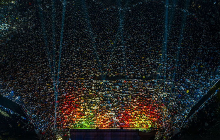 ফ্রেমেবন্দি কোনো এক কনসার্টের ঝলক।