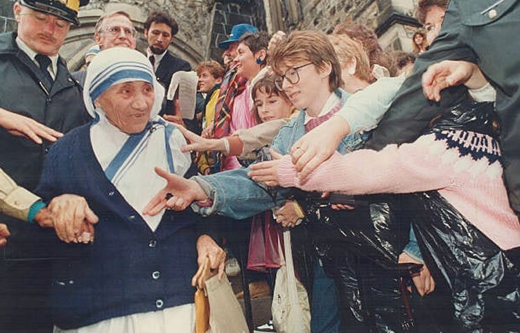 সেই মুহূর্তে মাদার তেরেসা উপলব্ধি করলেন, এই মানুষগুলোর জন্যই তিনি বেঁচে আছেন। ১৯৫০ সালে প্রতিষ্ঠা করলেন মিশনারিজ অব চ্যারিটি, যার মূল লক্ষ্য ছিল মৃত্যু পথযাত্রী, অসুস্থ, অনাথ, অসহায় মানুষকে আশ্রয় দেওয়া।