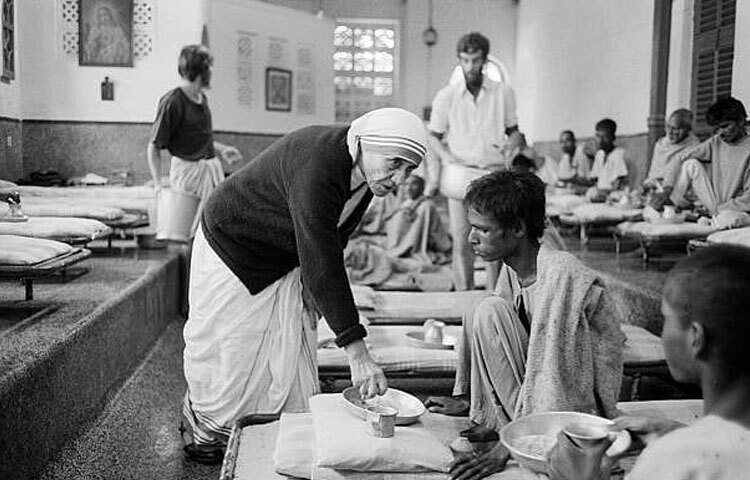 সমালোচনা? হ্যাঁ, তার কাজকে ঘিরে ছিল নানা প্রশ্ন, বিতর্ক। কেউ বলেছে তিনি দারিদ্র্যকে মহিমান্বিত করছেন, কেউ বলেছে তার চিকিৎসার মানদণ্ড খুবই নিম্নমানের। কিন্তু এসবের চেয়ে বড় ছিল তার অবিচল হৃদয়। তিনি জানতেন, কষ্টের সময়ে উষ্ণ স্পর্শ আর এক ফোঁটা ভালোবাসাই সবচেয়ে বড় ওষুধ।