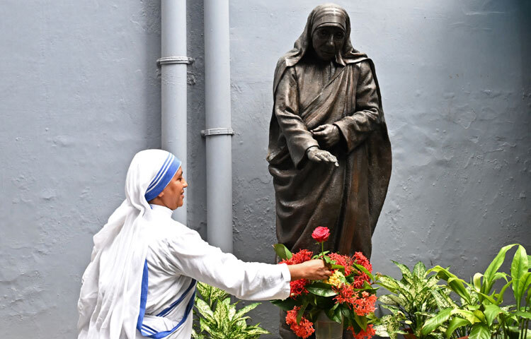 ১৯৯৭ সালের ৫ সেপ্টেম্বর পৃথিবীর মায়া ত্যাগ করেন মাদার তেরেসা। কিন্তু তার সেবা থেমে যায়নি। আজও মিশনারিজ অব চ্যারিটি’র ছায়ায় হাজারো অসহায় মানুষ আশ্রয় পায়।