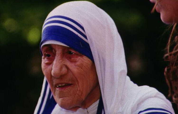 তিনি আমাদের শিখিয়েছেন, ধর্ম, বর্ণ, জাতি-সবকিছু ছাপিয়ে সবচেয়ে বড় পরিচয় মানবতা। যখন দুনিয়া বিভাজনের দেয়ালে আটকে যায়, তখন মাদার তেরেসার জীবন আমাদের শেখায় একজন মানুষের ভালোবাসাই পারে অন্ধকার গলিতে আলো জ্বালাতে।