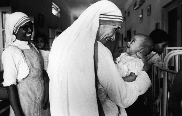 মাত্র ১৮ বছর বয়সে তিনি সন্ন্যাসিনী হওয়ার সিদ্ধান্ত নেন। নাম পরিবর্তন করে রাখেন তেরেসা, প্রিয় সাধ্বী সেন্ট তেরেসা অব লিসিওর নামে। এরপরই তার যাত্রা শুরু হয় সেই পথে, যেখানে নিজেকে ভুলে অন্যের জন্য বাঁচাই একমাত্র লক্ষ্য।