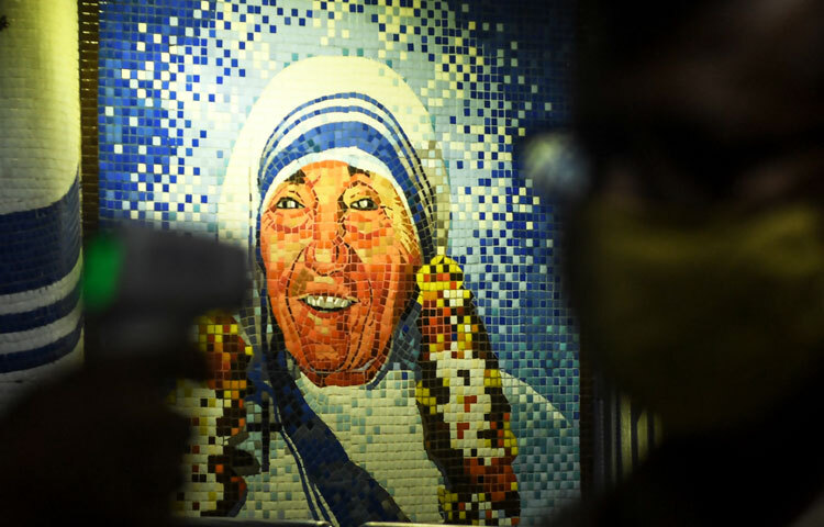 ১৯২৯ সালে তিনি ভারতে আসেন। শুরুতে স্কুলে শিক্ষকতা করলেও খুব শিগগির বুঝতে পারলেন, দারিদ্র্যের যে ভয়াবহতা কলকাতার রাস্তায় ছড়িয়ে আছে, তা ক্লাসরুমের দেয়াল পেরিয়ে গেছে। তিনি দেখলেন ফুটপাথে শুয়ে আছে অসহায় মানুষ, মৃত্যুর অপেক্ষায়; কেউ তাদের স্পর্শ করে না, কেউ তাদের চোখের পানি মুছে না।