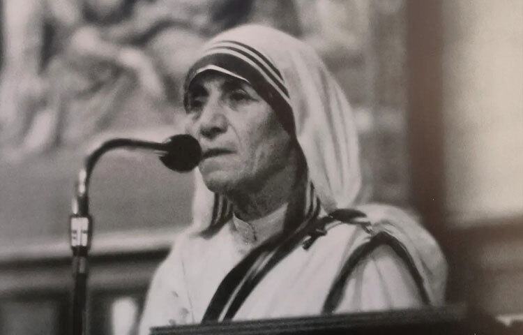 ১৯৭৯ সালে মাদার তেরেসা নোবেল শান্তি পুরস্কার পান। সেদিনের আলো ঝলমলে মঞ্চে তিনি বিলাসবহুল ভোজ প্রত্যাখ্যান করে সেই অর্থ গরিবদের দান করেন। তার কাছে ক্ষমতার মানে ছিল না করতালির ঝড়, বরং সেই অসহায় বৃদ্ধার হাসি, যে রাস্তার পাশে শেষ নিঃশ্বাস নেওয়ার আগে বলেছিল ‘মা, তুমি আছো।’