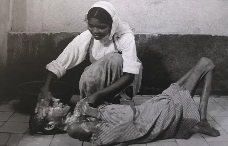 ১৯১০ সালের এই দিনে বর্তমান উত্তর মেসিডোনিয়ার স্কপজেতে জন্মগ্রহণ করেন আঞ্জেস গনজা বোজাঝিউ নামে এক মেয়ে। ছোটবেলা থেকেই তার মনে এক অদ্ভুত তৃষ্ণা ছিল-কেন পৃথিবীতে এত কষ্ট? এত দারিদ্র্য? এই প্রশ্নের উত্তর খুঁজতে খুঁজতেই তিনি আবিষ্কার করেন নিজের জীবনের লক্ষ্য, অন্যের কষ্ট লাঘব করা।