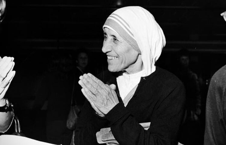 তিনি নিজে বলেছিলেন, ‘আমরা সবাই বড় কিছু করতে পারি না, কিন্তু ছোট ছোট কাজ অসীম ভালোবাসা দিয়ে করতে পারি।’- এটাই ছিল তার দর্শন।