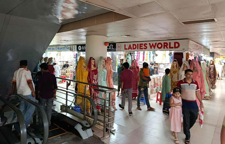 বছর ঘুরে ফিরে এসেছে সনাতন ধর্মাবলম্বীদের প্রধান ধর্মীয় উৎসব দুর্গাপূজা। উৎসব উপলক্ষে শুক্র-শনিবার সপ্তাহের ছুটির দুইদিন বিপণিবিতানগুলো কেনাকাটায় ব্যস্ত সময় পার করছেন সনাতন ধর্মাবলম্বীরা। ছবি: নাজমুল হোসেন বাপ্পি