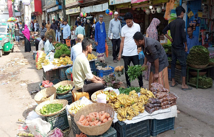 মৌলভীবাজার পৌর শহরের প্রধান সড়কগুলোর দু’পাশের ফুটপাতের সিংহভাগ দখল করে চলছে অবৈধ বাণিজ্য। এতে চলাফেরা করতে চরম দুর্ভোগে পড়তে হচ্ছে পথচারীদের। ছবি: ওমর ফারুক নাঈম