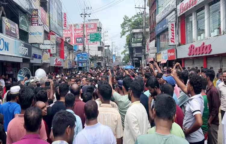 মৌলভীবাজারে ব্যবসায়ীকে কুপিয়ে হত্যার প্রতিবাদে দোকান বন্ধ রেখে বিক্ষোভ করেছেন ব্যবসায়ীরা। ছবি: ওমর ফারুক নাঈম