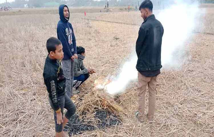 তীব্র শীতের প্রকোপে মৌলভীবাজারে জবুথবু অবস্থা সাধারণ মানুষের। গত কয়েক বছরের মধ্যে বেশি শীত পড়েছে এ জেলায়। কুয়াশার কারণে অনেক সময় সারাদিন সূর্যের দেখা মিলছে না। ছবি: এম ইসলাম