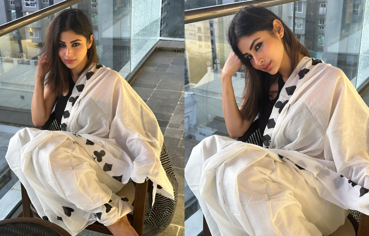 স্লিভলেস ব্লাউজ ও সাদাকালো শাড়িতে দারুণ মৌনি রায়। ছবি: ফেসবুক