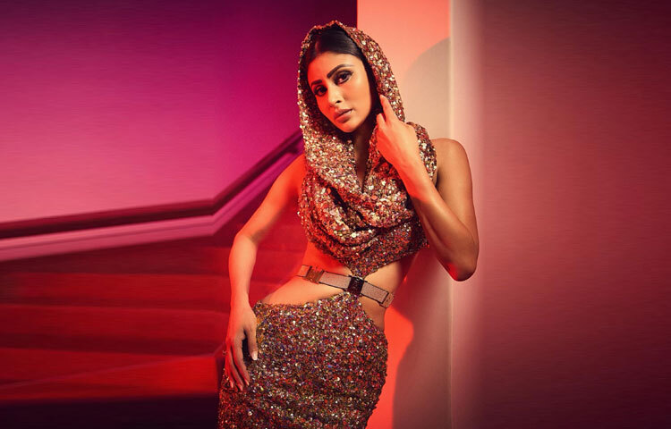 দিন শুরু হয় এক গ্লাস গরম পানির সঙ্গে অল্প হলুদ দিয়ে। আধা ঘণ্টা পর দারুচিনি দেওয়া গরম পানি পান করেন, যা শরীরের মেটাবলিজমকে সক্রিয় করে ও ফ্যাট কমাতে সহায়তা করে। এরপর সকালের নাশতায় থাকে চিড়া, অঙ্কুরিত ডাল, টাটকা ফল আর হেজেলনাট সিরাপ দেওয়া কফি।