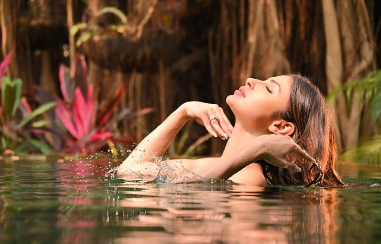 আসলে ঝলমলে লুক আর টানটান ফিগারের পেছনে কোনো যাদুকরী গোপন রহস্য নেই। নিয়মিত চর্চা, ভারসাম্যপূর্ণ খাবার আর আত্মনিয়মই তাকে আজও তরুণী করে রেখেছে।