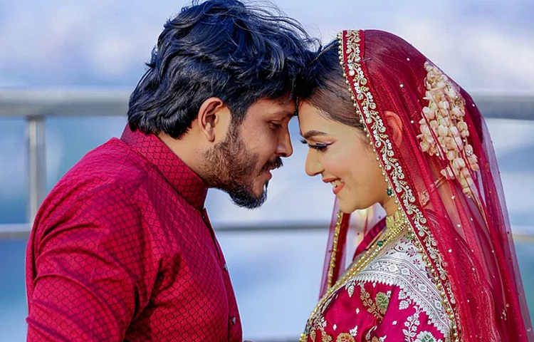 ২৩ জানুয়ারি বিয়ে করেছেন ছোটপর্দার জনপ্রিয় উপস্থাপক ও অভিনেত্রী মৌসুমি মৌ। তার বরের নাম আরিফ হক। ছবি: সংগৃহীত