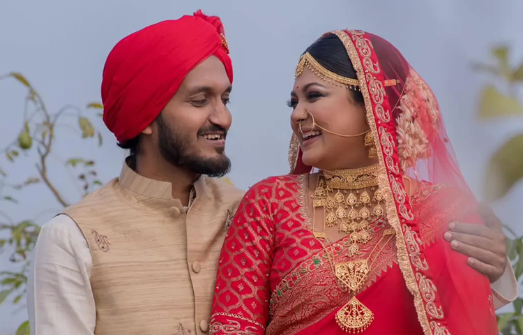 দীর্ঘদিন গোপনে প্রেমের পর প্রেমিক আবু সাইয়িদকে বিয়ে করেছেন অভিনেত্রী মৌসুমী হামিদ। বর সাইয়িদ একজন চিত্রনাট্যকার। তাদের বিয়েতে দুই পরিবারের ঘনিষ্ঠজনেরা উপস্থিত ছিলেন। ছবি: সংগৃহীত