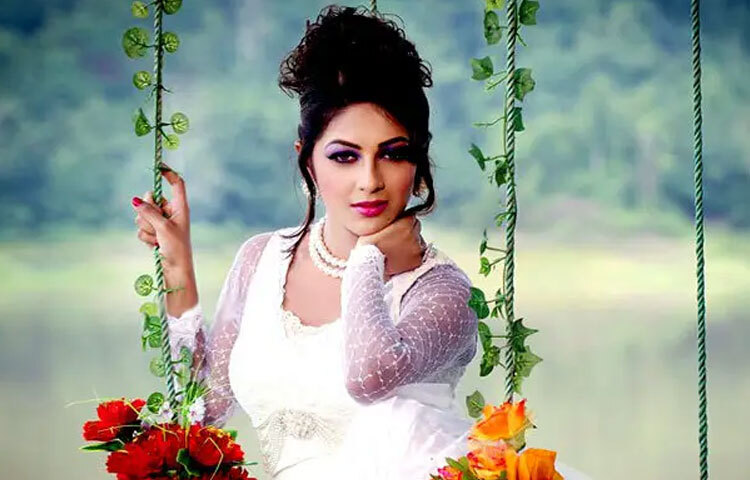 মোনালিসার জন্ম ঢাকায়, এক স্নেহময় পরিবেশে। ছোটবেলা থেকেই তিনি ছিলেন শিল্পমনস্ক। অন্য বাচ্চারা যখন পুতুল নিয়ে খেলে, তখন তিনি আয়নার সামনে নাচের মুদ্রা অনুশীলন করতেন।