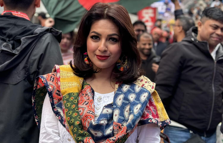 শোবিজ জগতের ঝলমলে আলোয় থাকা সহজ নয়। জনপ্রিয়তা যেমন আসে, তেমনি আসে অবিরাম বিচার-বিশ্লেষণ। মোনালিসা সবসময়ই এই চাপগুলোকে সামলেছেন নীরবে, প্রফেশনালভাবে। তিনি কখনও কেলেঙ্কারি বা গসিপের শিরোনাম হননি, বরং নিজেকে প্রমাণ করেছেন পরিশ্রম আর সৌজন্যে।