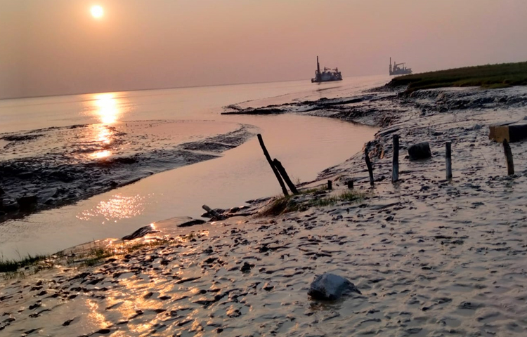 চিকচিকে বালিতে জল আর রোদের খেলা চলে সারাক্ষণ। সামনে পেছনে, ডানে-বামে কেবল সৌন্দর্য আর সুন্দরের ছড়াছড়ি। মুহুরির প্রকৃতির ছোঁয়ায় উদ্ভাসিত স্মৃতিরা যেন হারিয়ে যাওয়ার নয়। ছবি: এম মাঈন উদ্দিন
